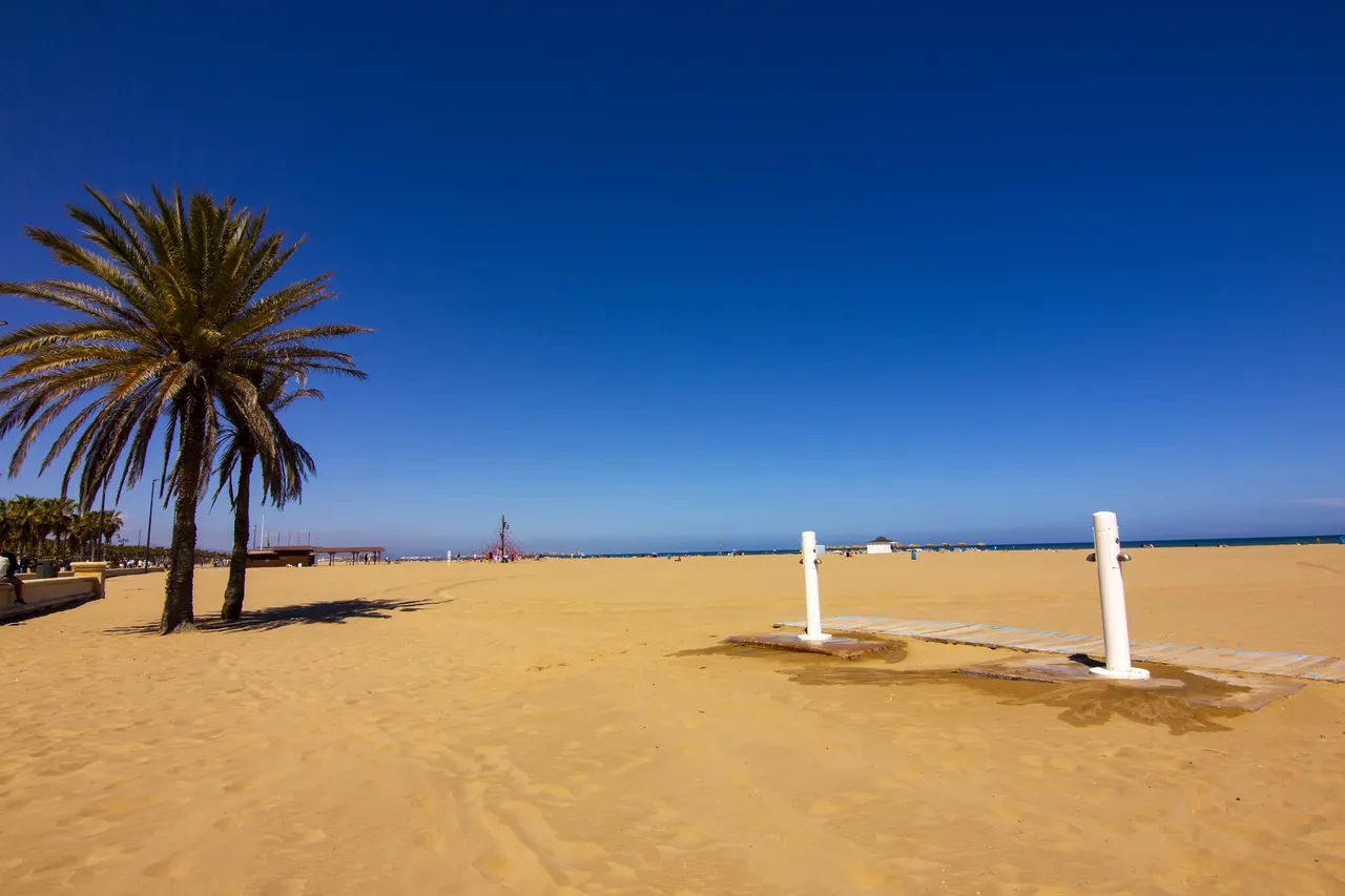 La playa de Malvarrosa es la más importante de Valencia, en la costa mediterránea de España