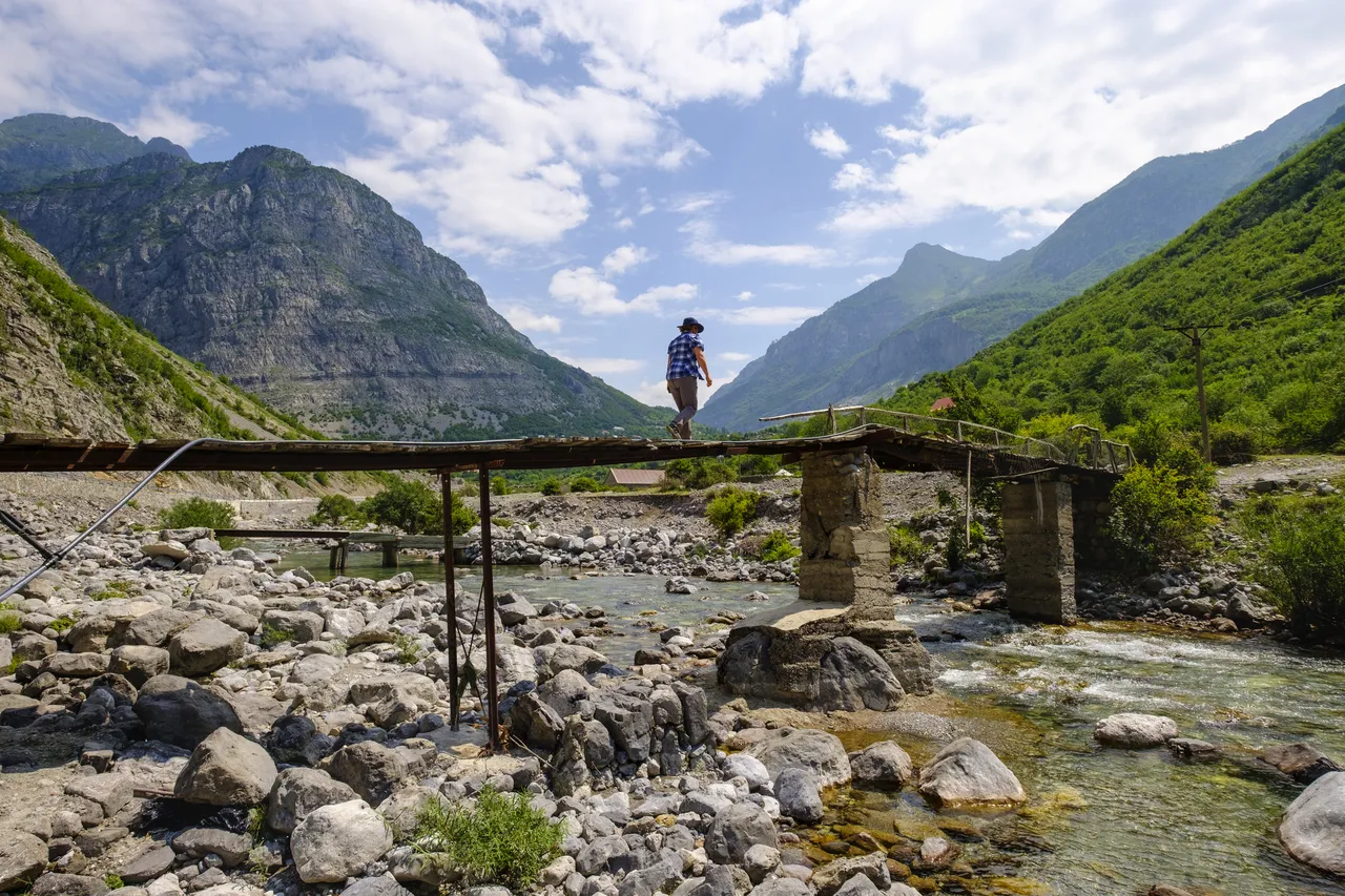 Pěší turista poblíž Škodry