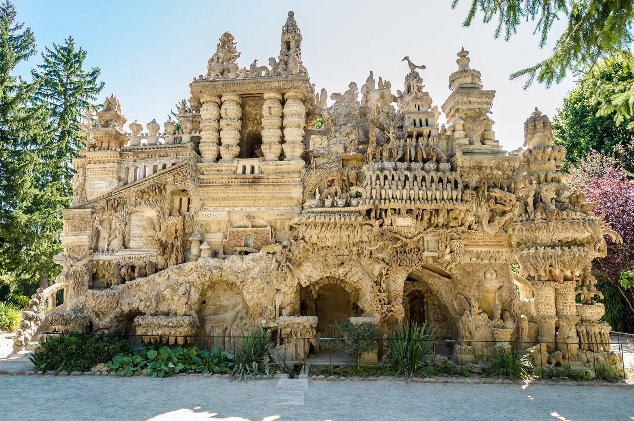 “Everything you can see, passer-by, is the work of one peasant, who, out of a dream, created the queen of the world…” — milosk50 / Shutterstock 9 amazing buildings you won’t believe actually exist