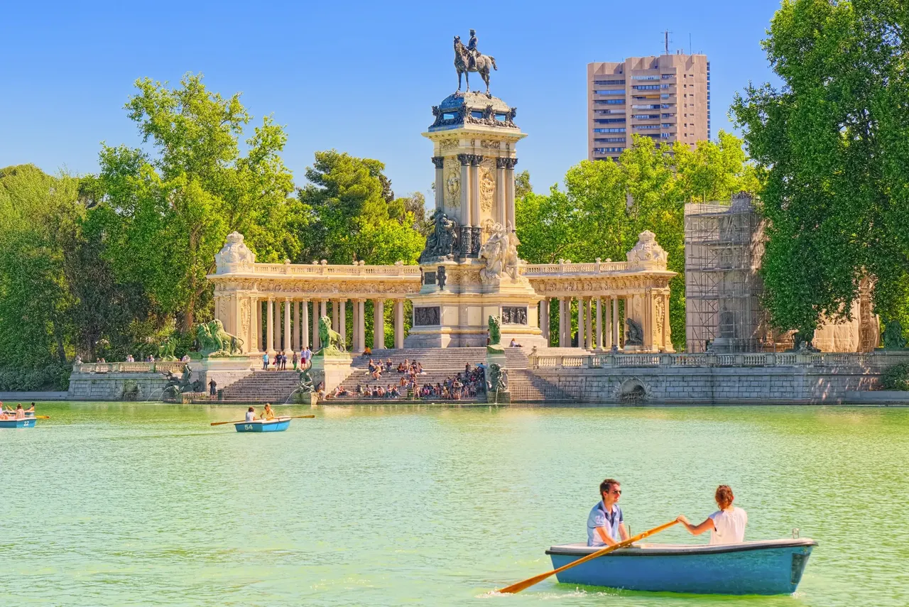 Una vuelta en barca por el estanque del Retiro es todo lo que necesitas para descansar del ajetreo de la capital — Brian Kinney / Shutterstock