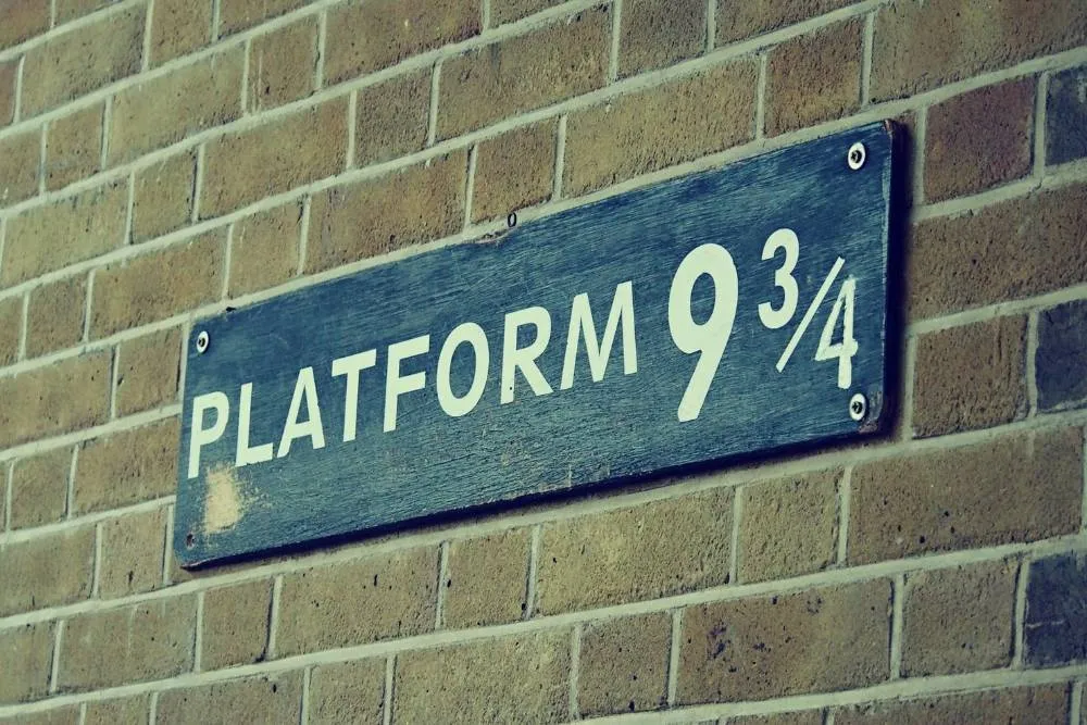 Platform 9 3/4 sign — Shutterstock
