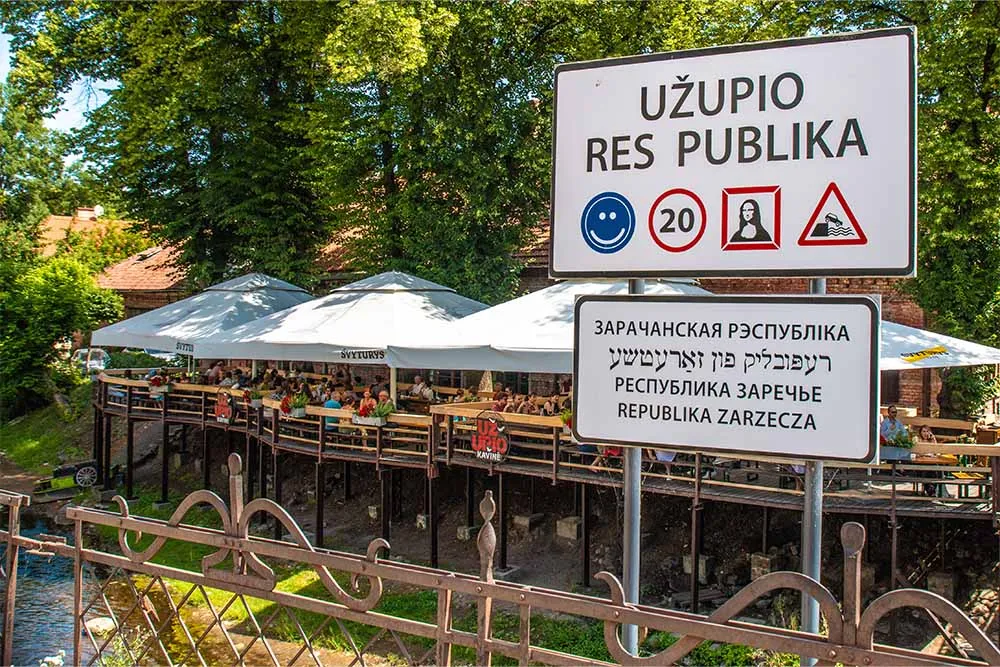 Az Užupis „köztársaság” egy művészeti negyed, amely egyfajta önzetlen menedékként tekint önmagára