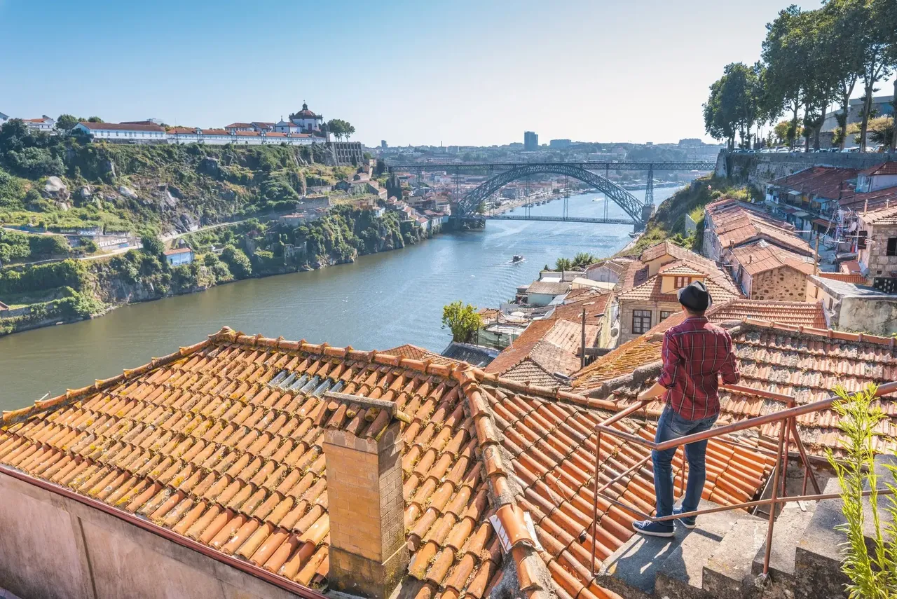Turysta podziwiający Porto i most Dom Luis I.