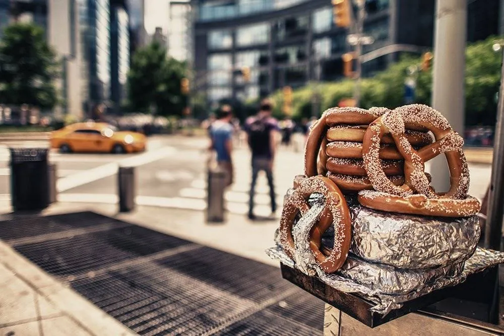 New York ételkínálata hihetetlenül gazdag. Egy hotdogot vagy egy perecet mindenképpen vennünk kell egy utcai árustól. A kocsijuk felállításhoz szükséges engedély, egy forgalmas területen, akár 200 000 dollárba is kerülhet