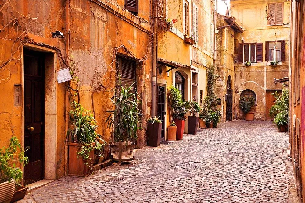Tradiční dlážděná ulice ve čtvrti Trastevere v Římě v Itálii