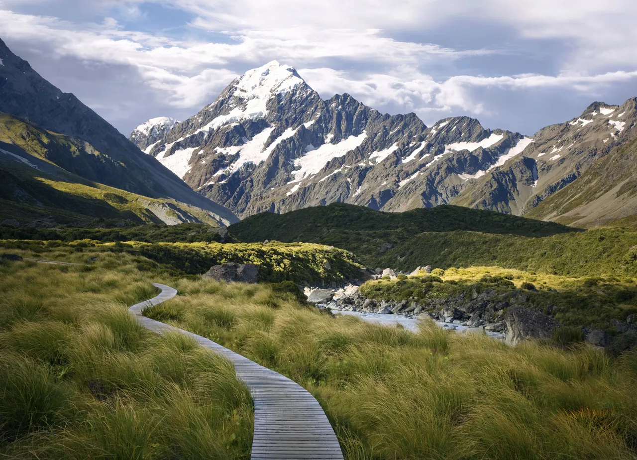 Úsek pěší stezky vedoucí k úpatí Mt. Cook (nejvyšší hora Nového Zélandu), národní park Aoraki / Mt. Cook.