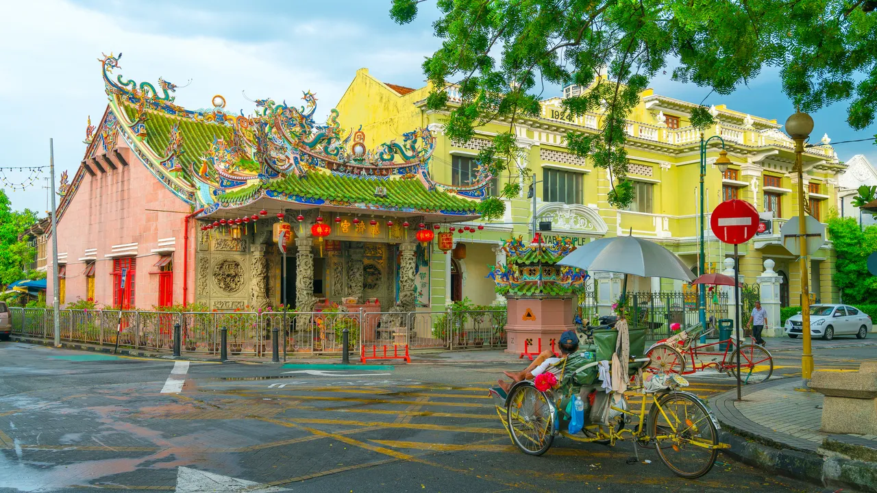 Penang, 2017. május 20.: egy férfi pihen a kerékpárján George Townban.