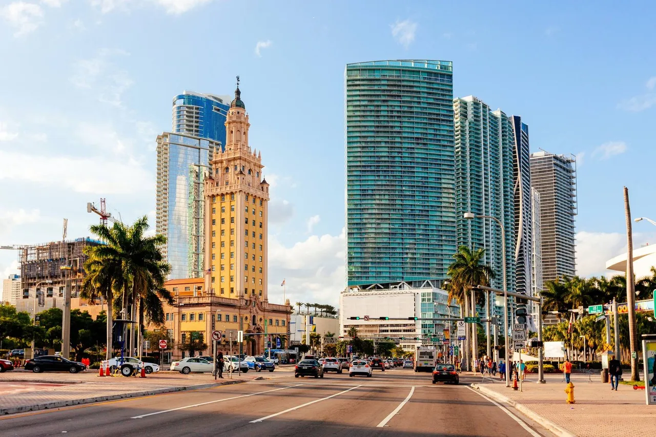 Panorama Miami na Floridě s Věží svobody a mrakodrapy v centru města