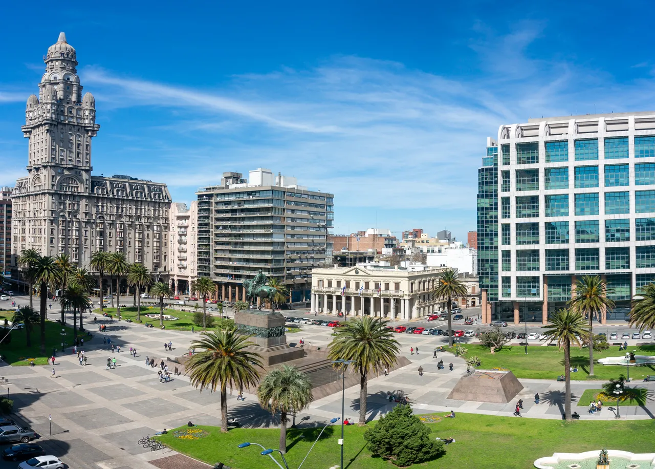 Widok na Plaza Independencia (Plac Niepodległości) w centrum Montevideo, Urugwaj.