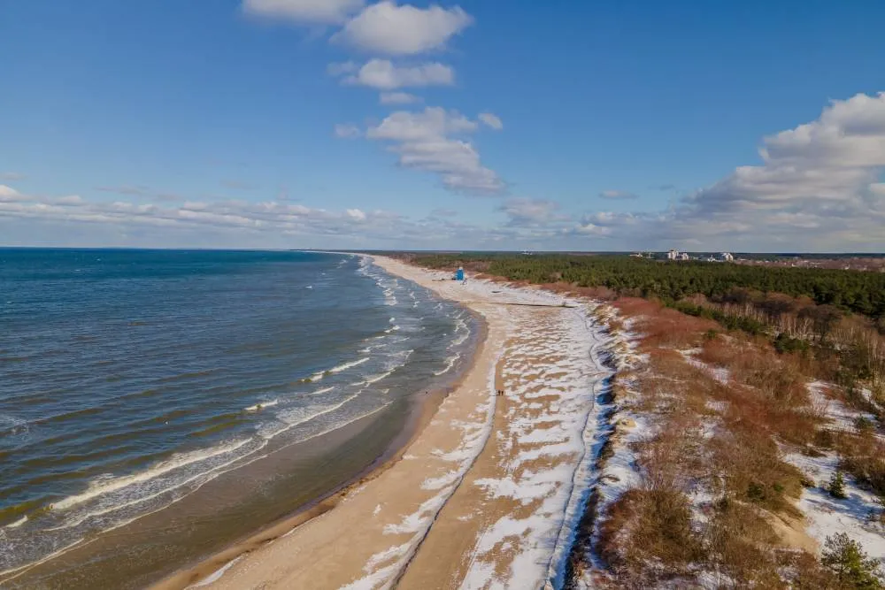 coasta Mării baltice cu zăpadă peste nisip