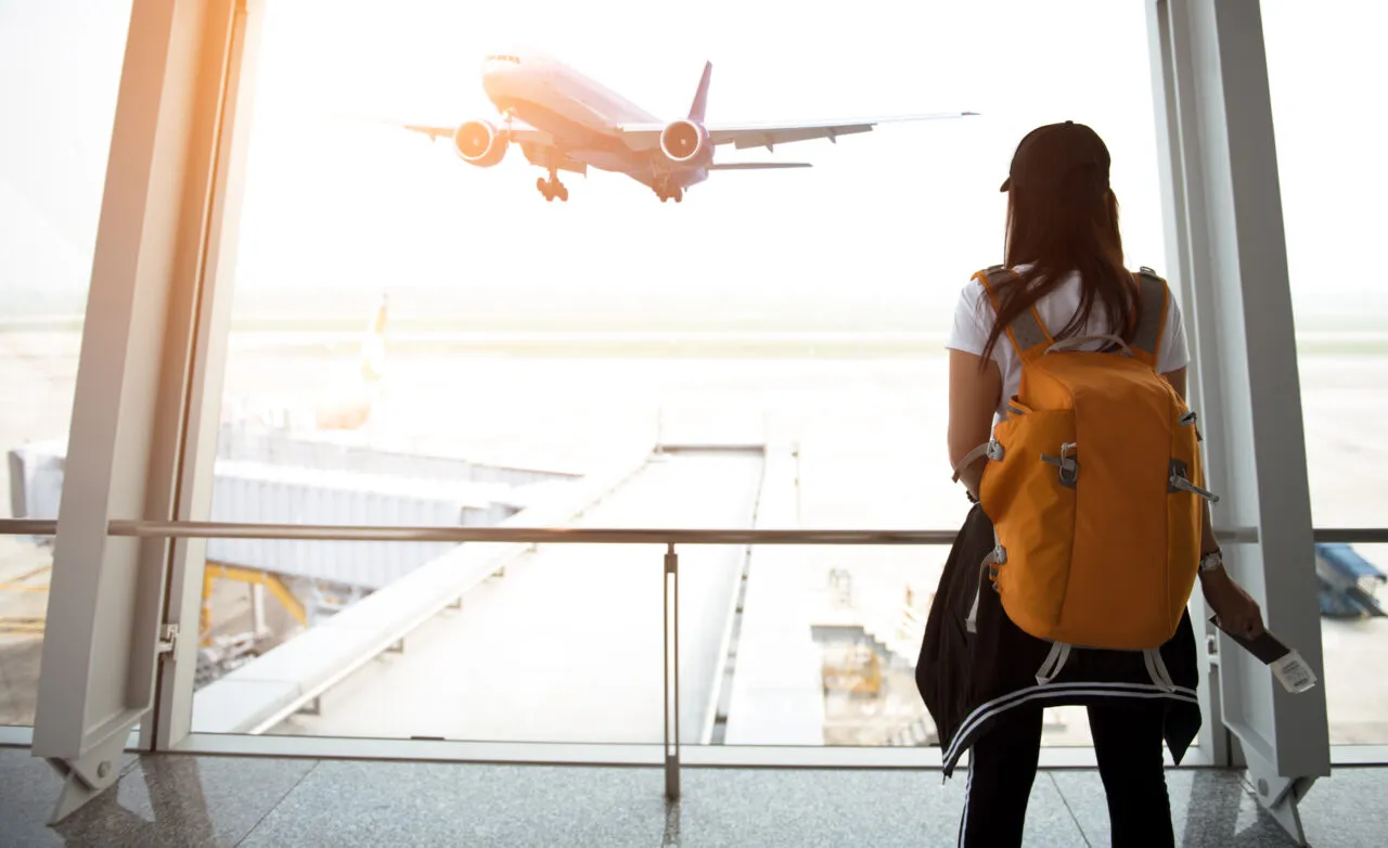 Traveler,Woman,Plan,And,Backpack,See,Airplane,Flight,At,The