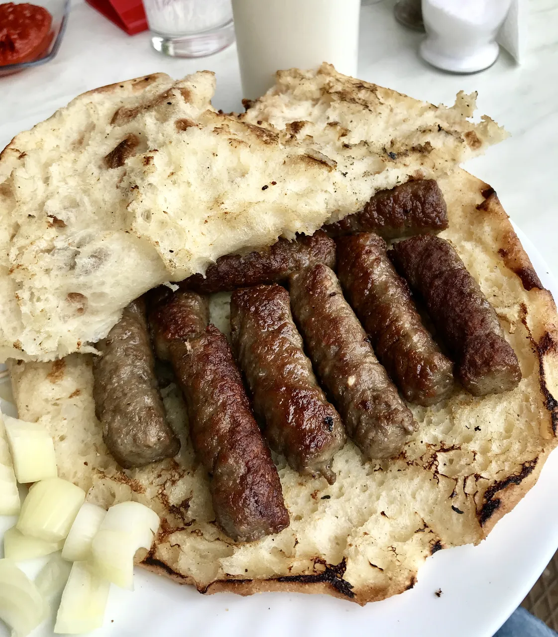 Talíř s ćevapi