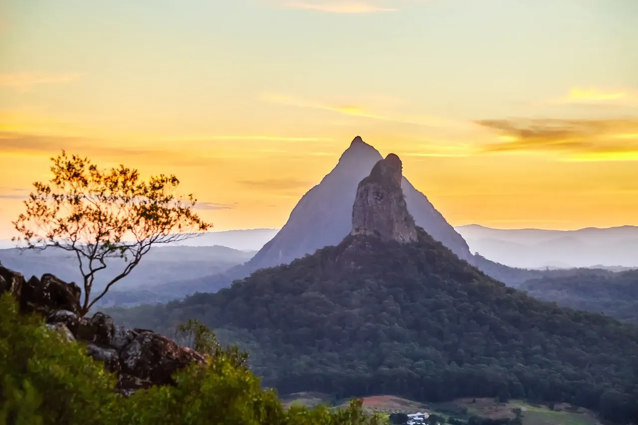 Zachód słońca za Mt Coonowrin i Mt Beerwah, Glasshouse Mountains, Queeensland, Australia