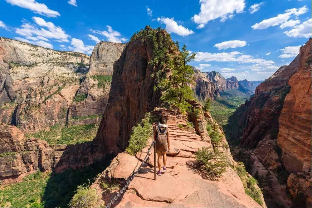 Túrázó Angels Landing mentén - Shutterstock
