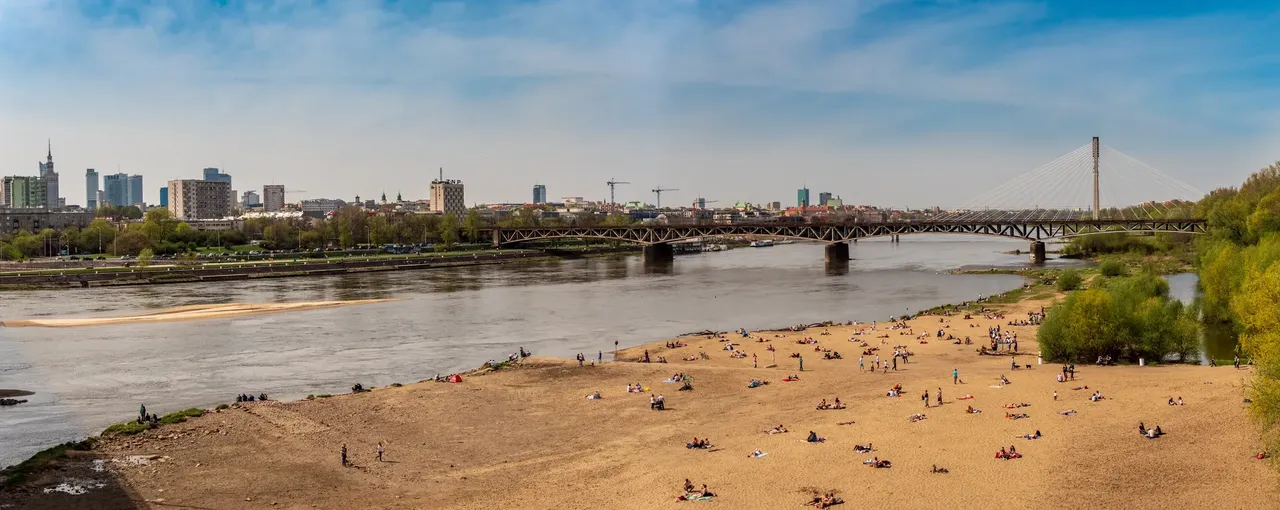 Las playas de Varsovia son un lugar para relajarse, encender una hoguera por la noche y admirar las vistas del centro de la ciudad