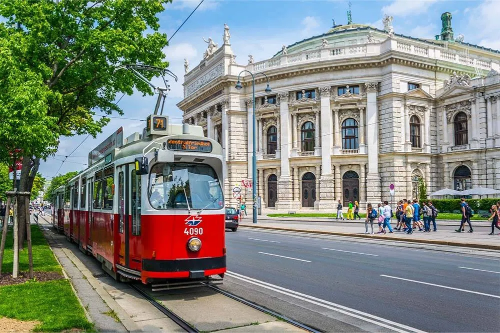 tramwaj na tle teatru w Wiedniu
