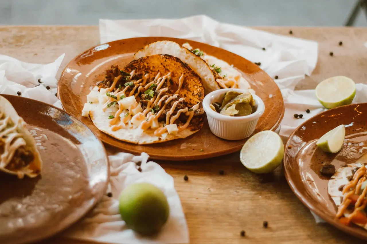 Vynikající tacos barbacoa servírované na barevném talíři.