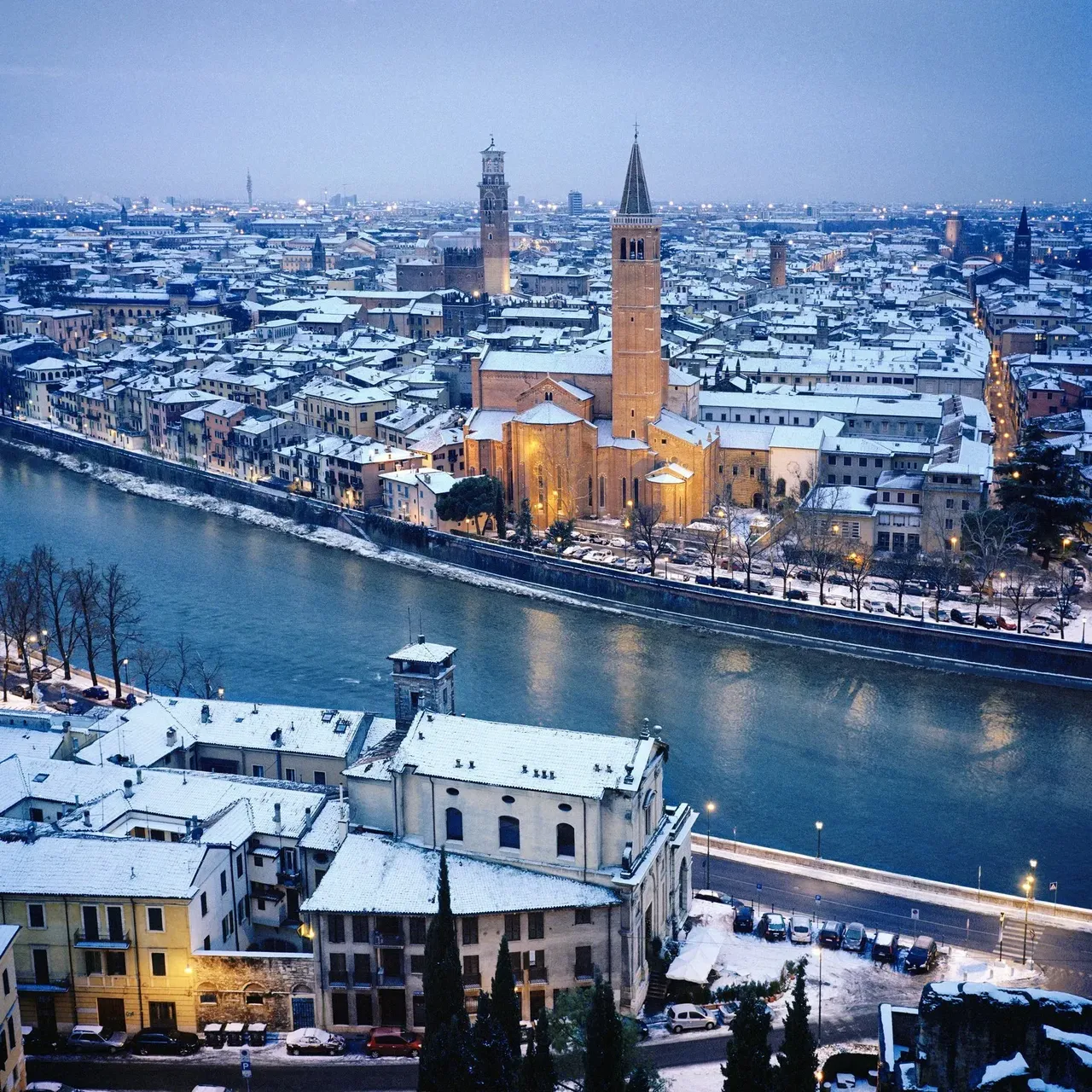 A San Pietro-dombról zavartalan kilátás tárul eléd az olaszországi Verona lenyűgöző városképére és nevezetességeire.