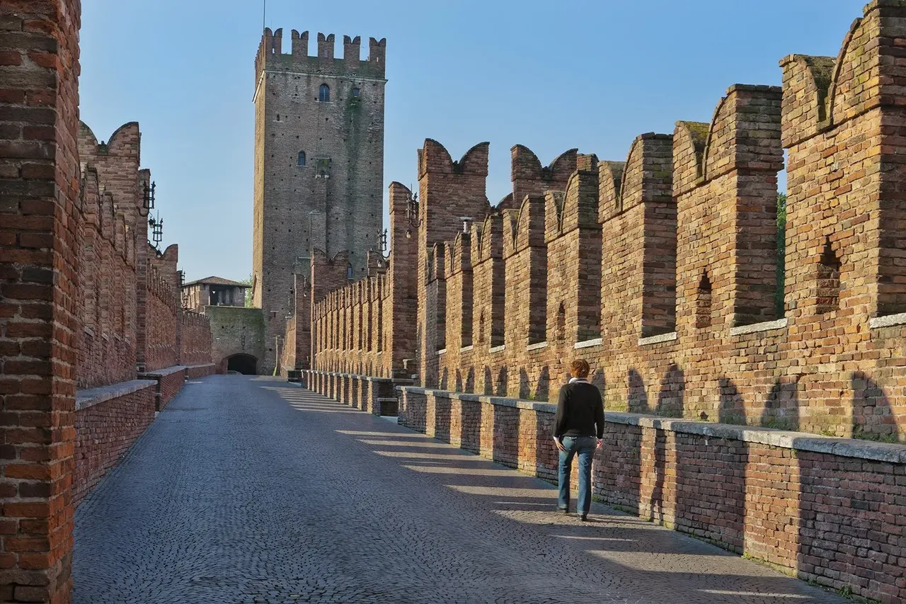 A középkori építészetet és történelmet idéző, megerősített Ponte Castelvecchio híd az olaszországi Veronában.