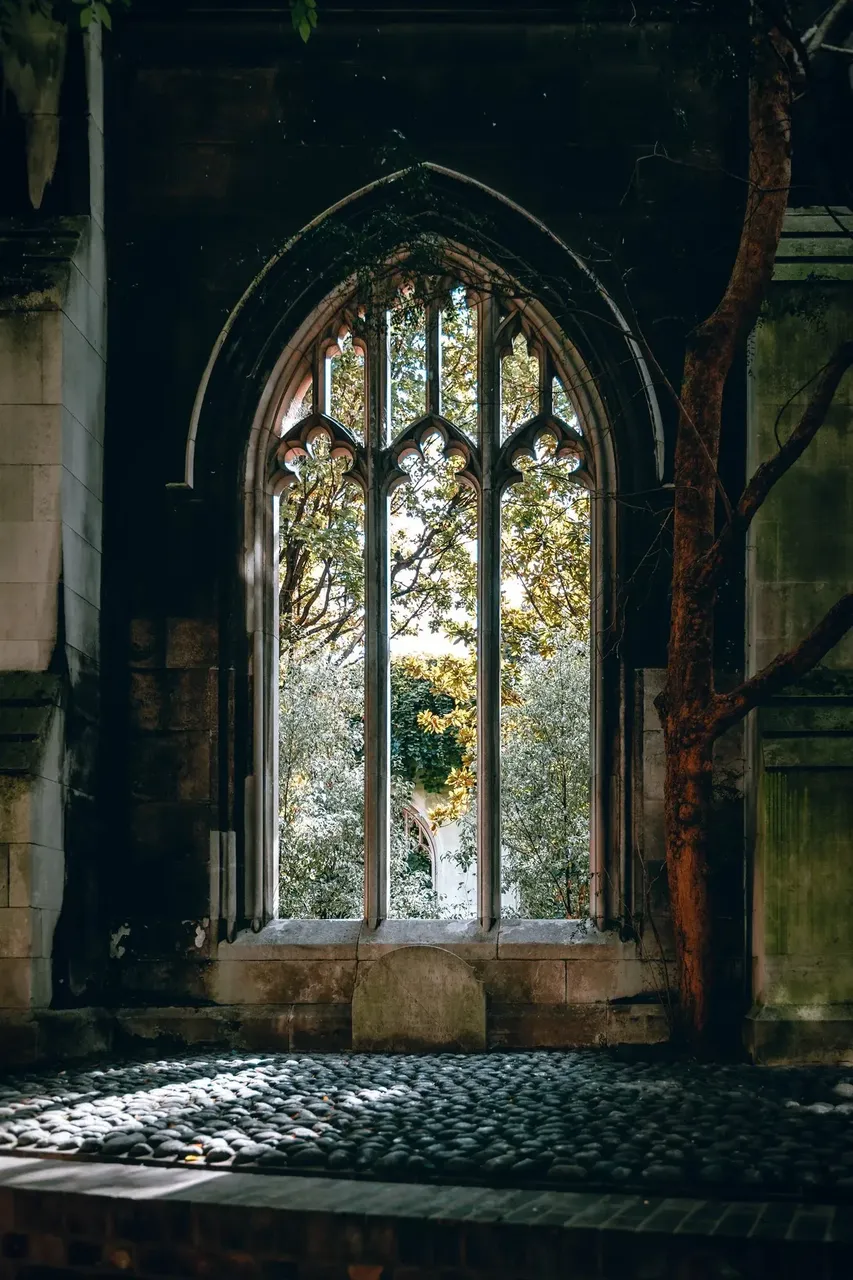 Ruinele istorice ale St Dunstan-in-the-East, un refugiu urban liniștit în inima Londrei.