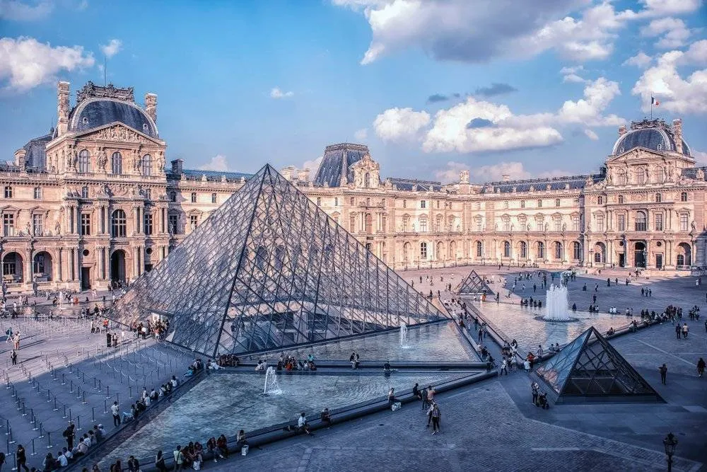 A Louvre a világ legnagyobb és legrangosabb múzeuma - manjik / Shutterstock Párizsi útikalauz