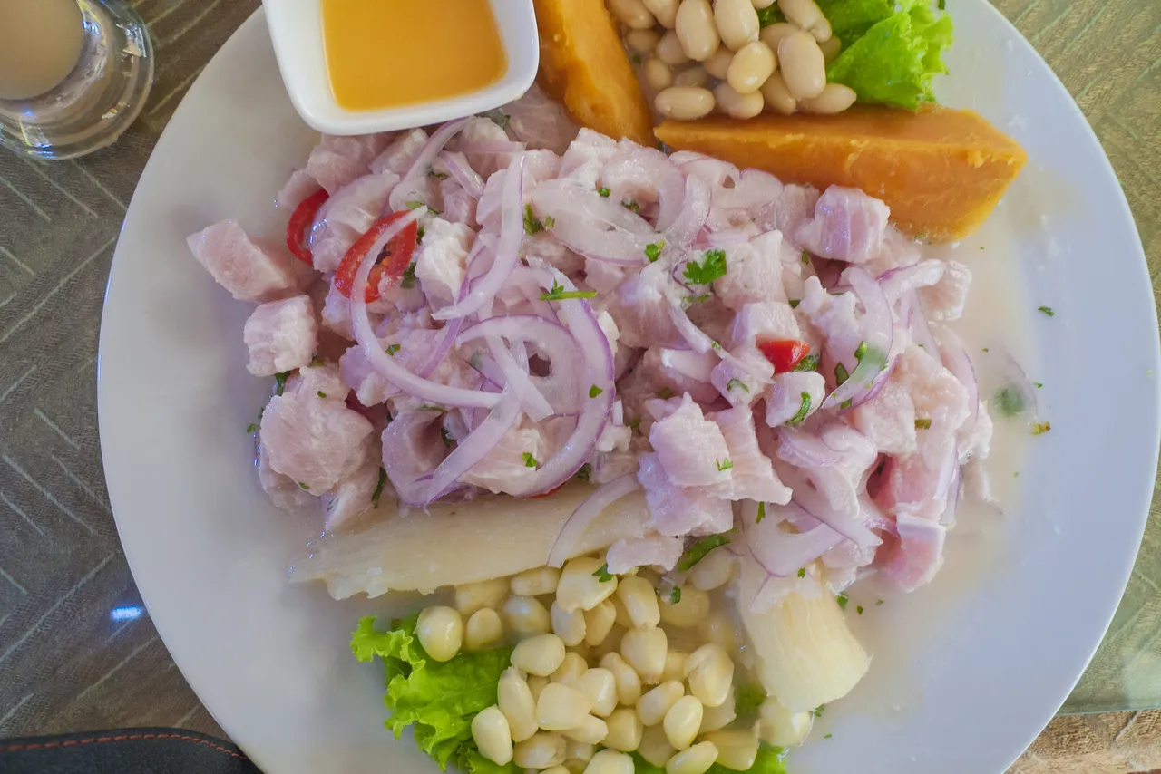 Ceviche – owoce morza oparte na surowej rybie, cebuli i cytrynie