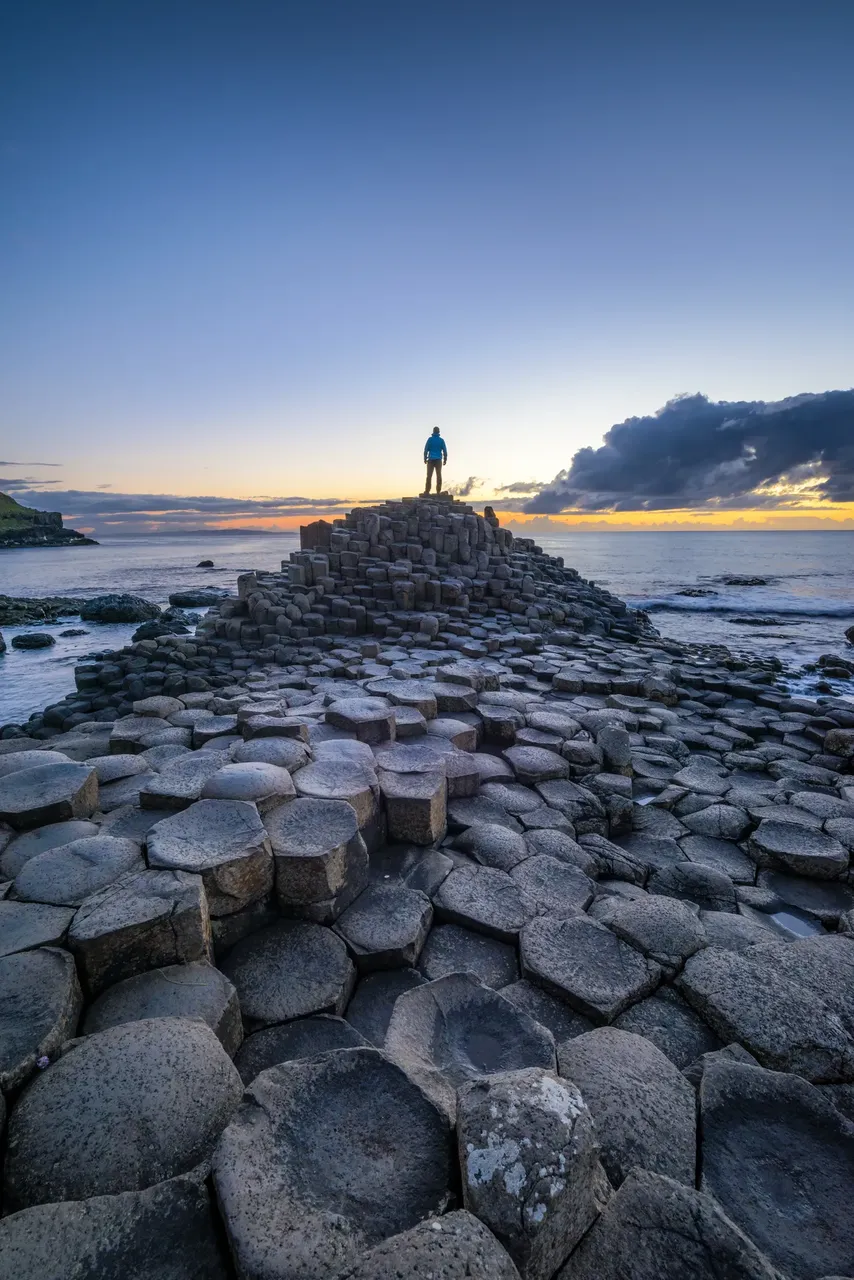 A Giant’s Causeway-en álló ember árnyéka naplementekor - Getty Images