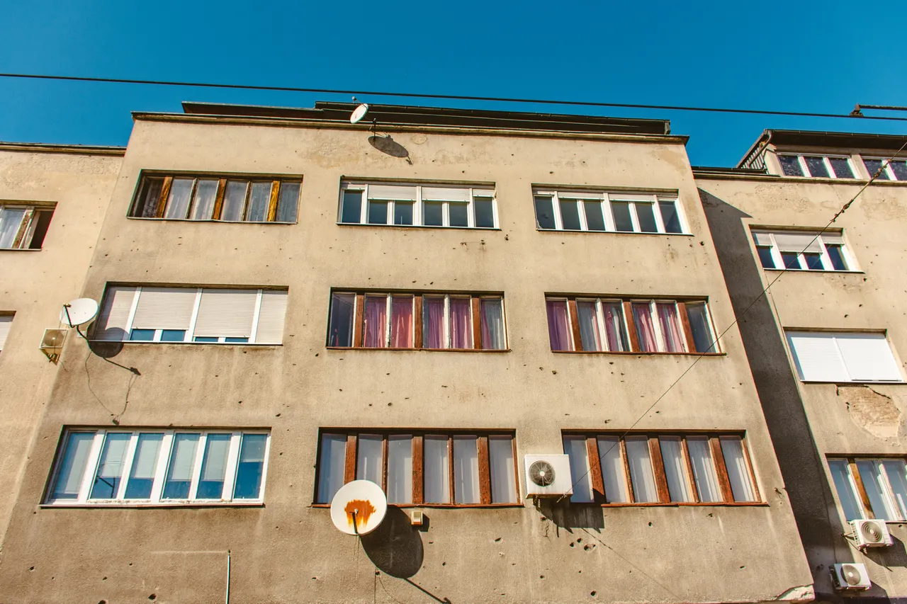 Sarajevská zeď pokrytá dírami od kulek po válce v Bosně a Hercegovině