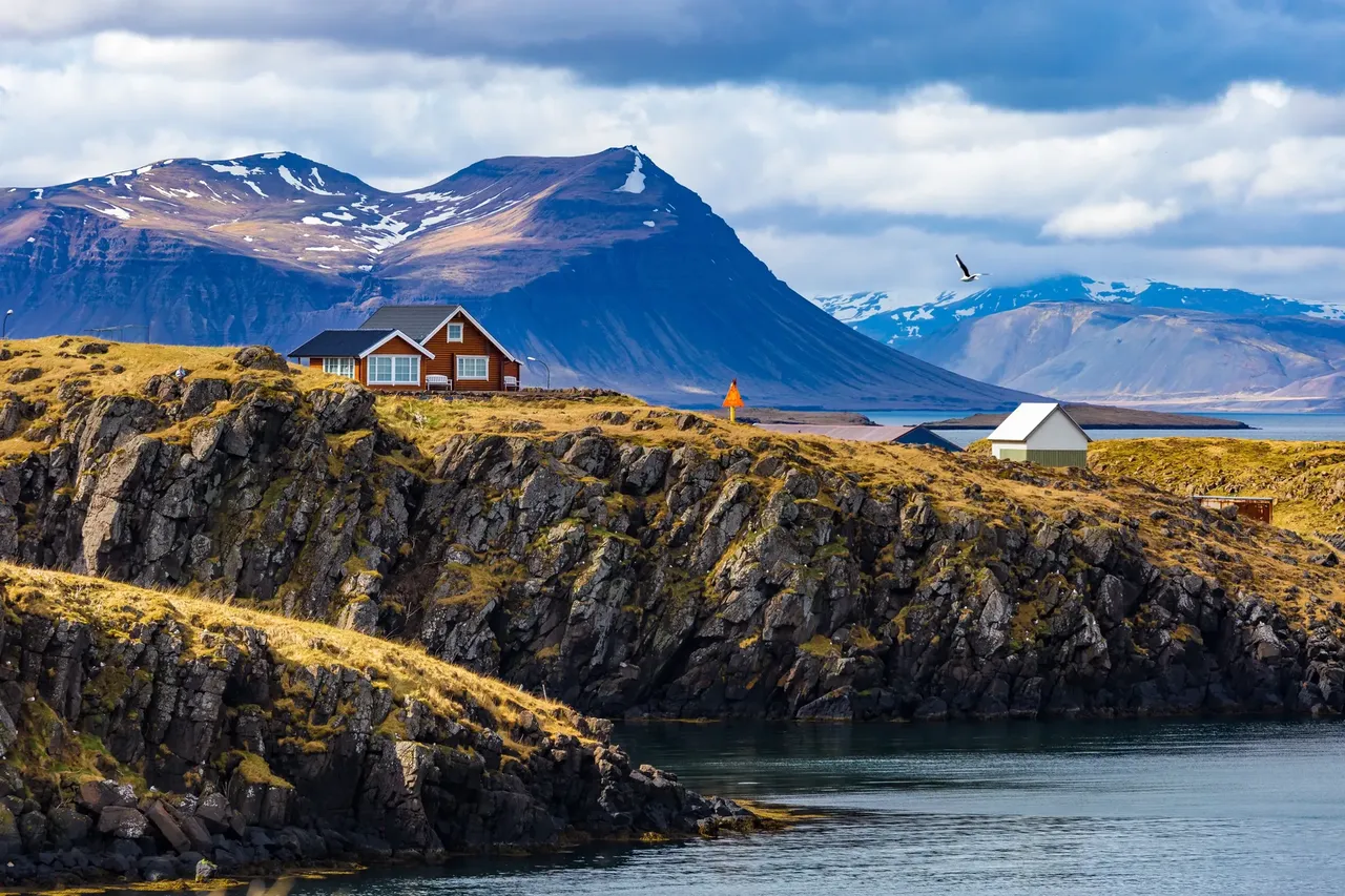 Iceland gives you the ideal conditions to explore its unique landscapes full of the greenest of grass, majestic mountains and geysers — Shutterstock Escape the heat! 8 places that are actually cool right now