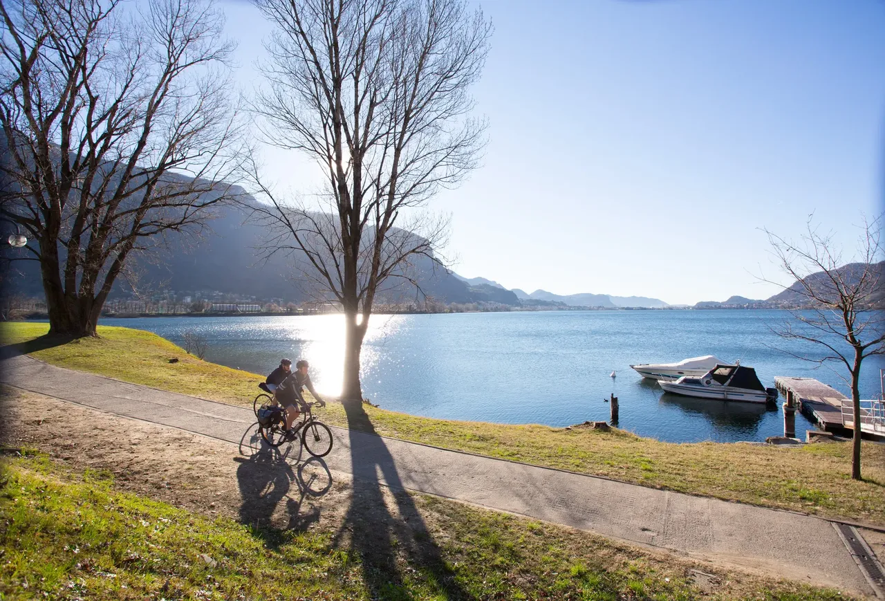 Cyclists by Lago di Lecco — inLombardia