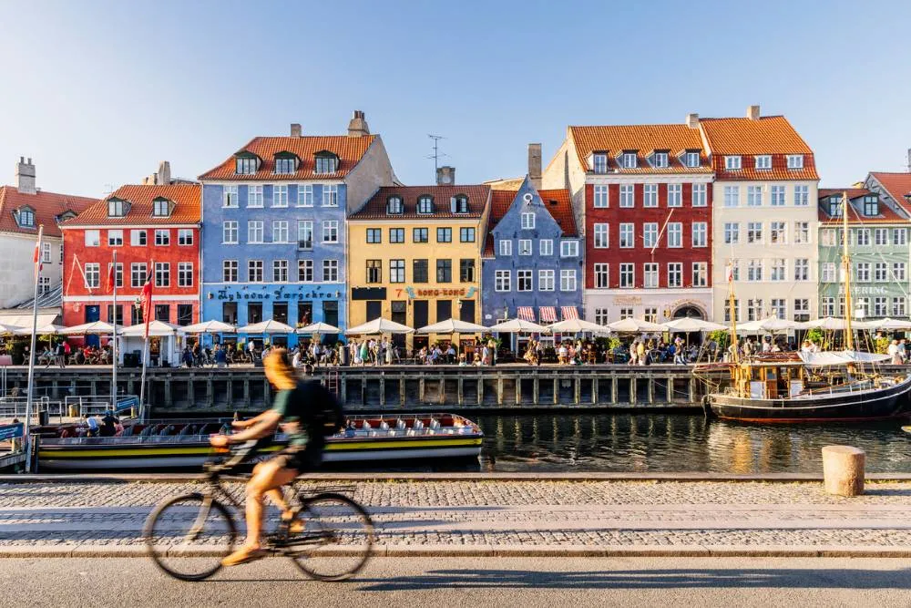 Biciclist care pedalează în Copenhaga
