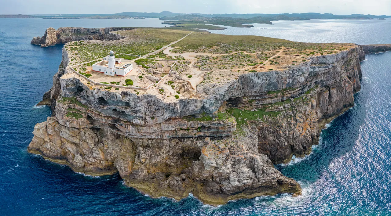 Faro de Cavalleria en la costa norte de Menorca (Islas Baleares) - vista panorámica.