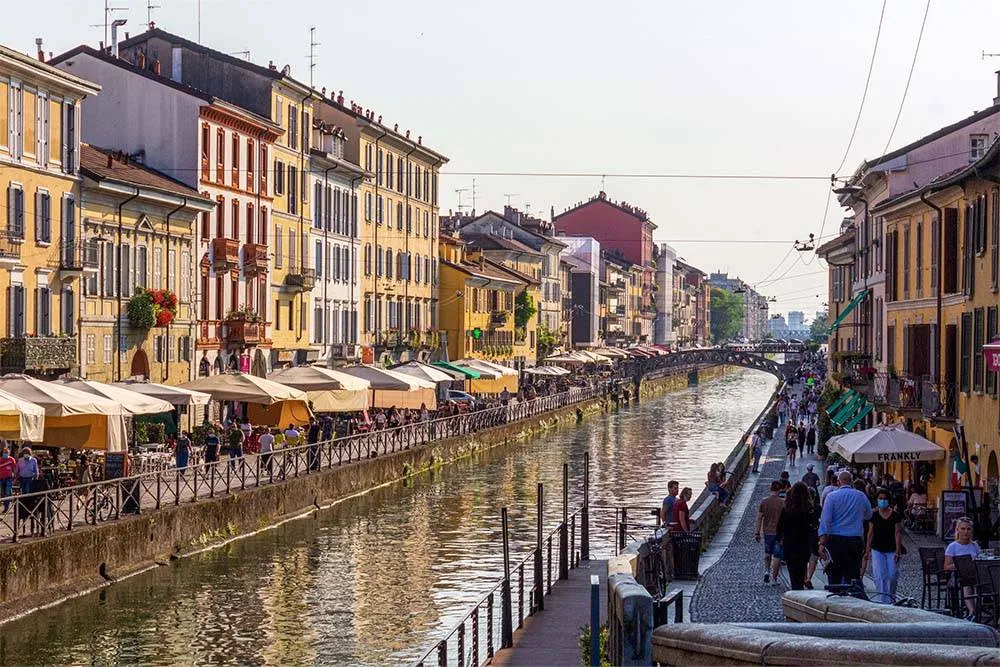Naviglio csatorna partján, az éjszakai élet központja Milánónak