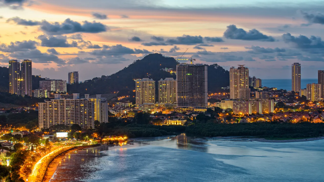 Gyönyörű kilátás a Gurney Drive sétányról, Penang népszerű turistacélpontjáról alkonyatkor.