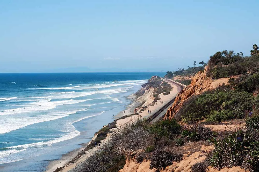 Pacific Surfliner téměř nepřetržitě kopíruje pobřeží USA