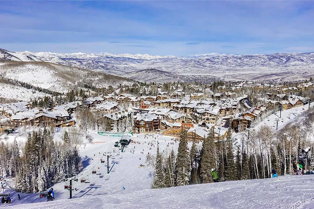 Kilátás a lejtő tetejéről a Salt Lake City melletti Deer Valley síközpontban