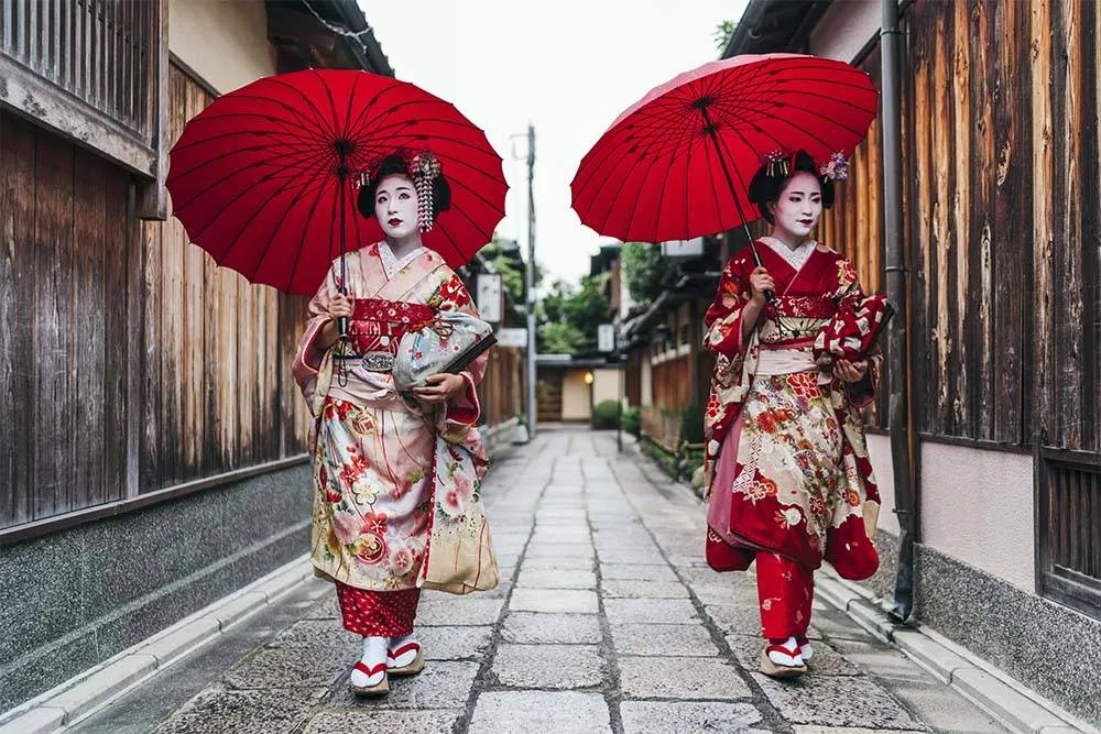 Két maiko sétál egy mellékutcában Gionban