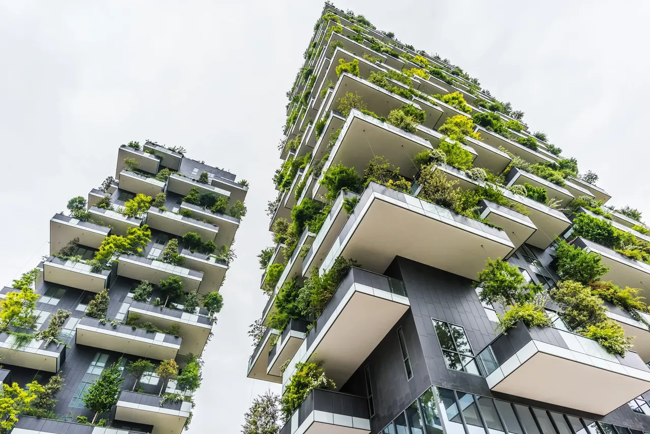 Around 900 trees that cover Boeri Studio towers make the urban environment a bit greener - Eugenio Marongiu / Shutterstock