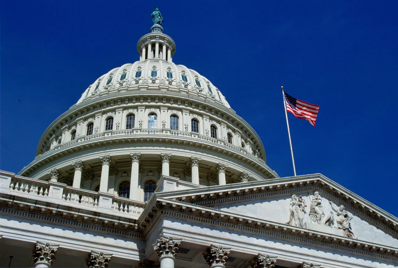 La bandera de estrellas y rayas ondea en el Capitolio en Washington, EE. UU.