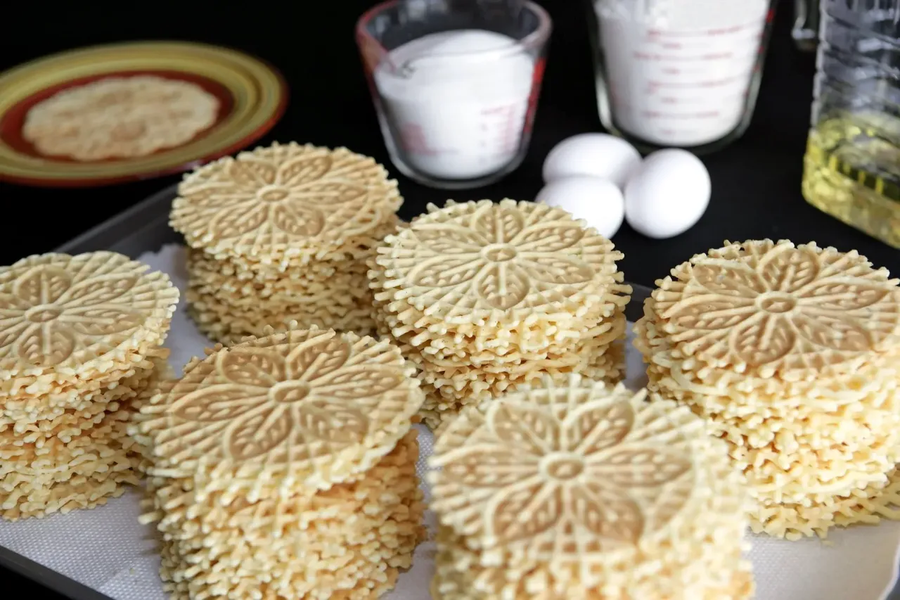 Ozdobne wafelki pizzelle.