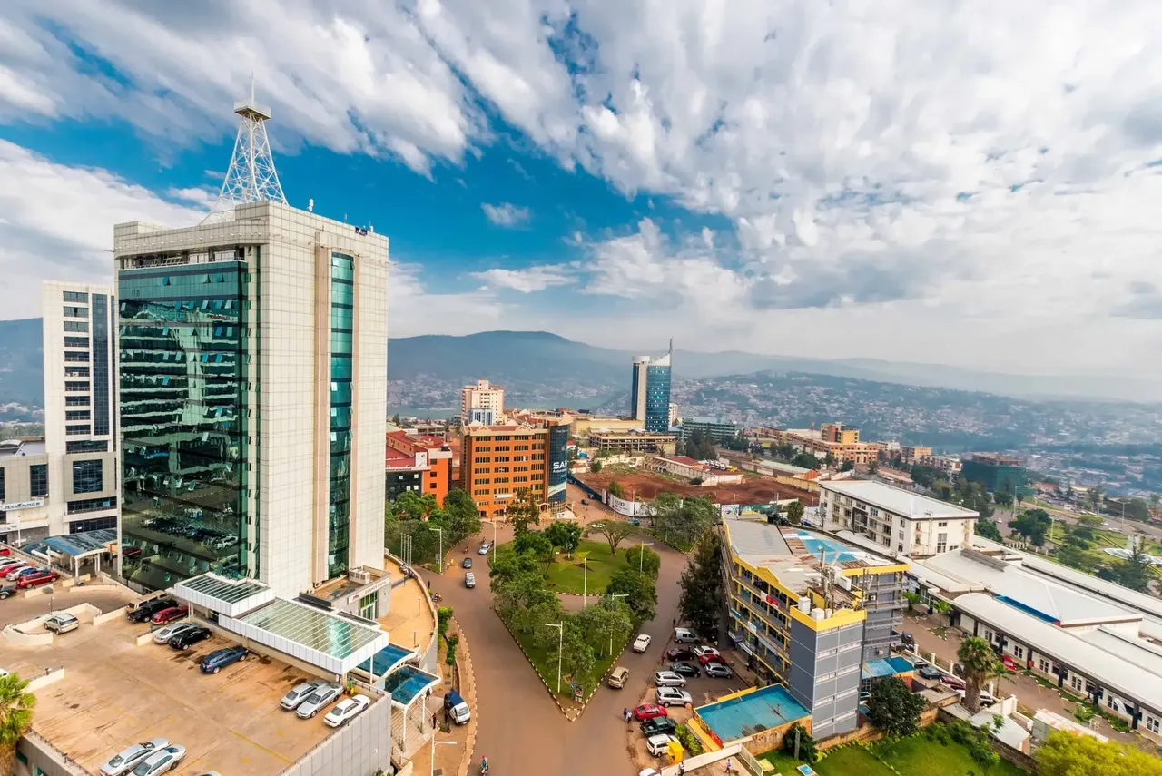 Kigali je rychle roustoucí moderní město v srdci Rwandy