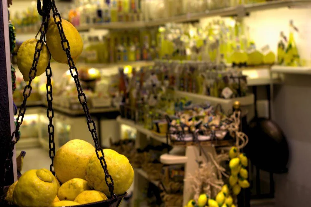 Wnętrze sklepu z limoncello i przetworami z cytryn.