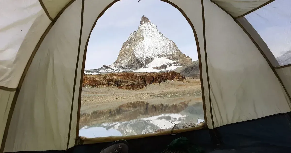Widok z namiotu na Matternhorn.
