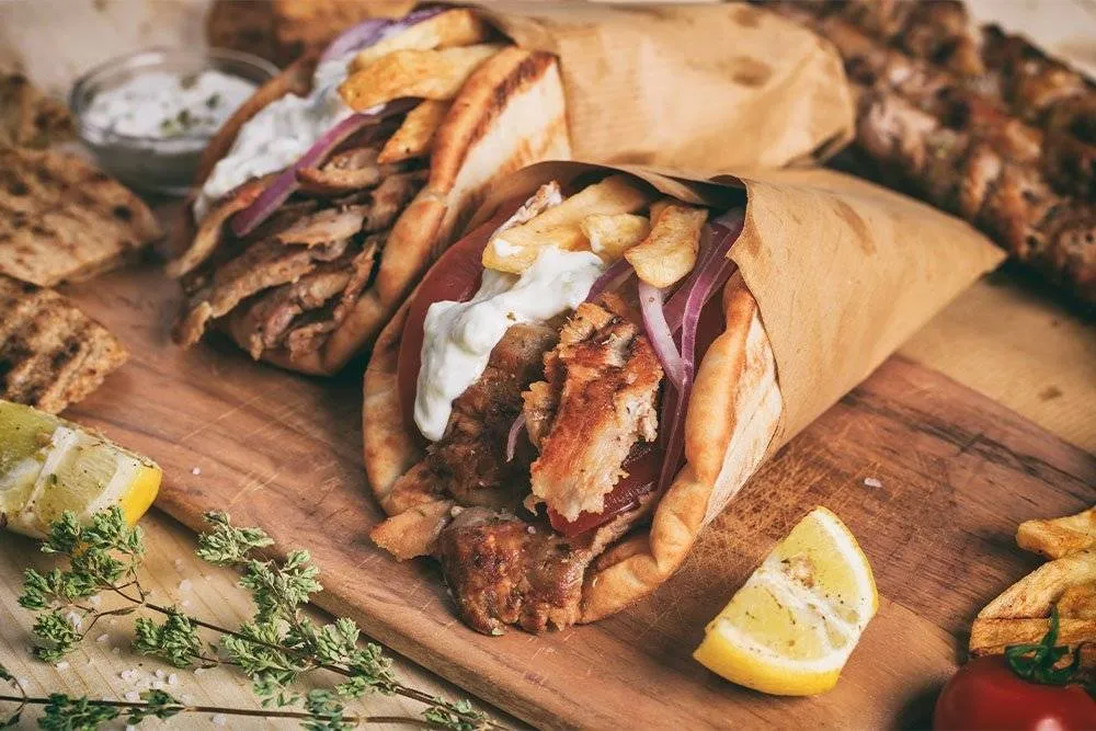 Gyros, soczyście grillowane mięso z różnymi dodatkami, to kwintesencja greckiego fast foodu