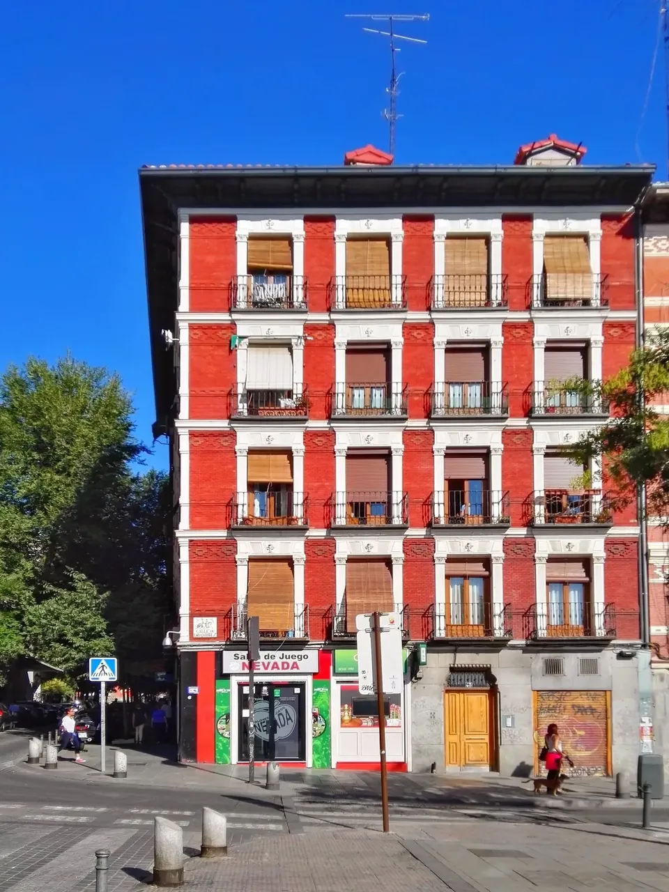 El barrio multicultural de Lavapiés, con un ambiente animado y un toque artístico.