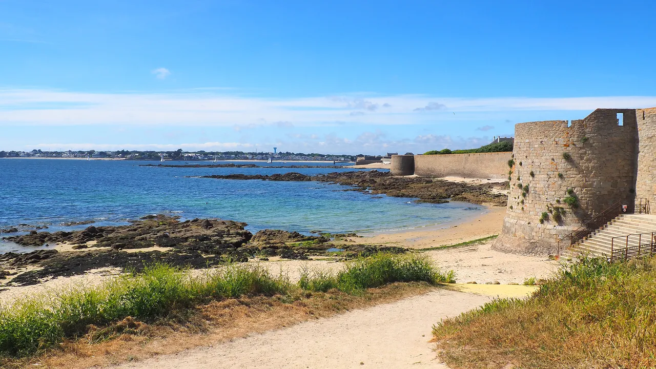 Port Louis (Brittany, north-western France): Lohic beach at the foot of the ramparts of the citadel, facing Gavres and the port of Lorient. Superb walk on a coastal path.