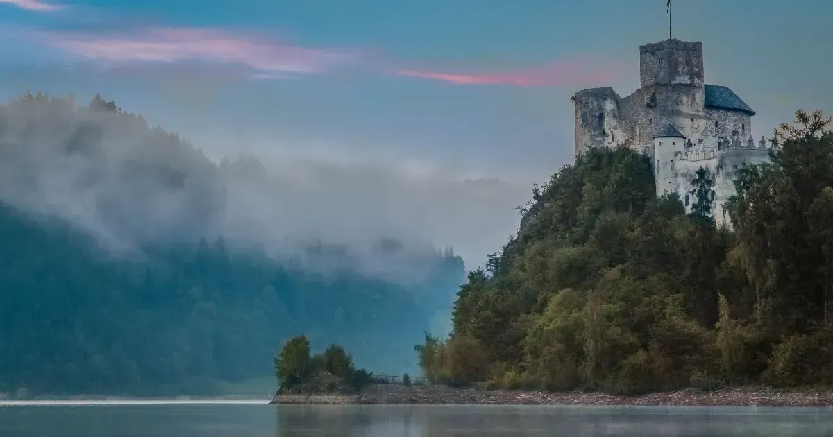 zamek w Niedzicy, na skale, nad Dunajcem