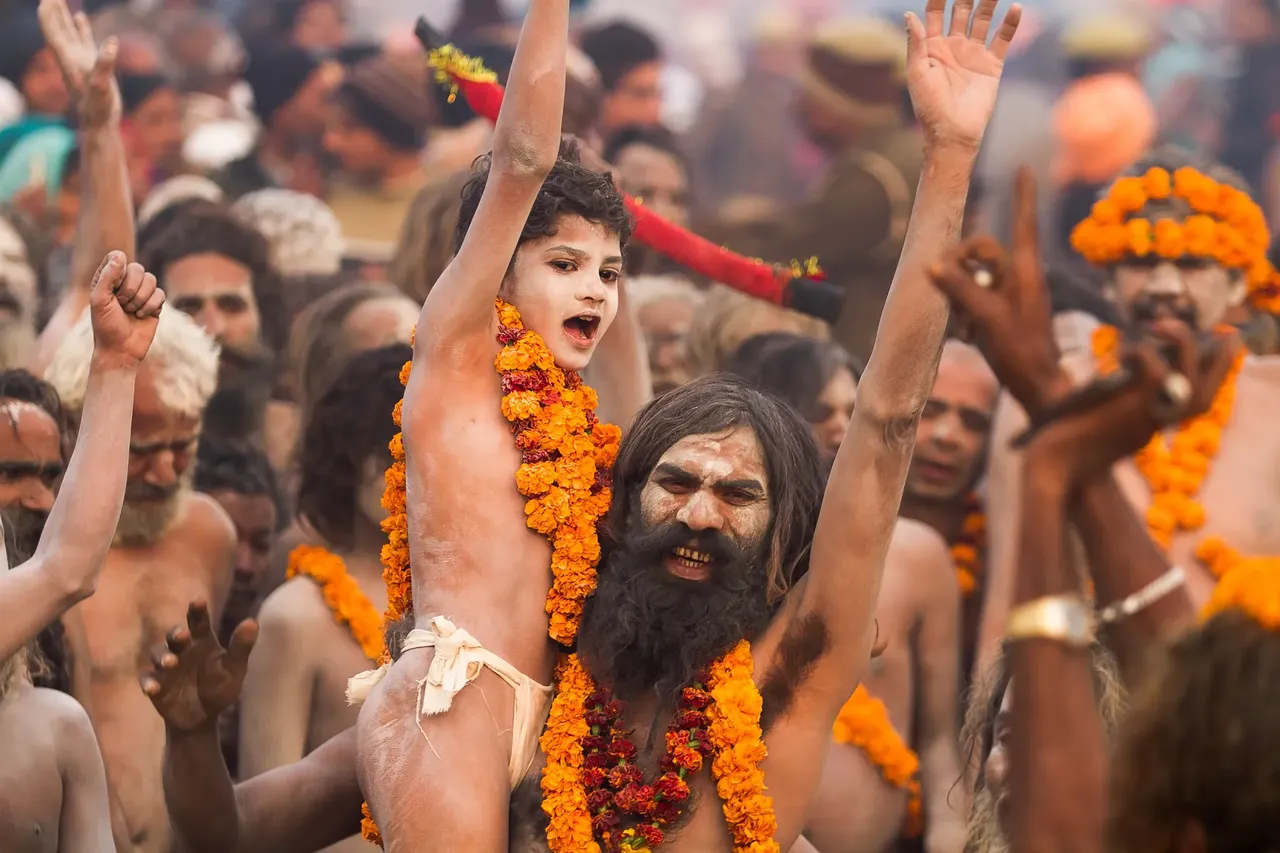 El festival solo ocurre cada seis años y es descrito frecuentemente como el acto más masivo de fe en todo el mundo — Joydeep Mitra / Shutterstock Los mejores destinos para viajar en enero
