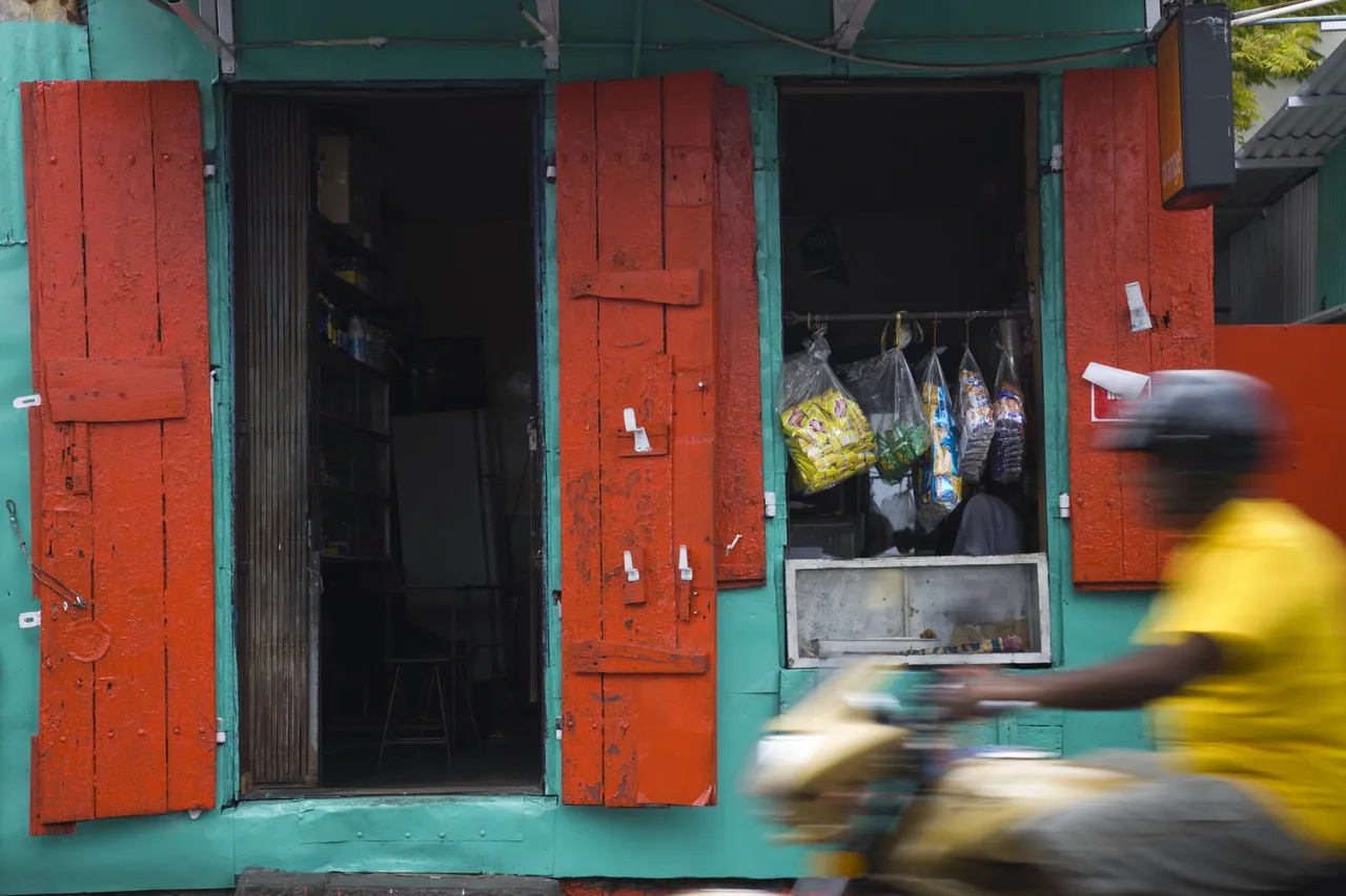 Una encantadora calle en una localidad tradicional de Mauricio, con casas coloridas de estilo colonial