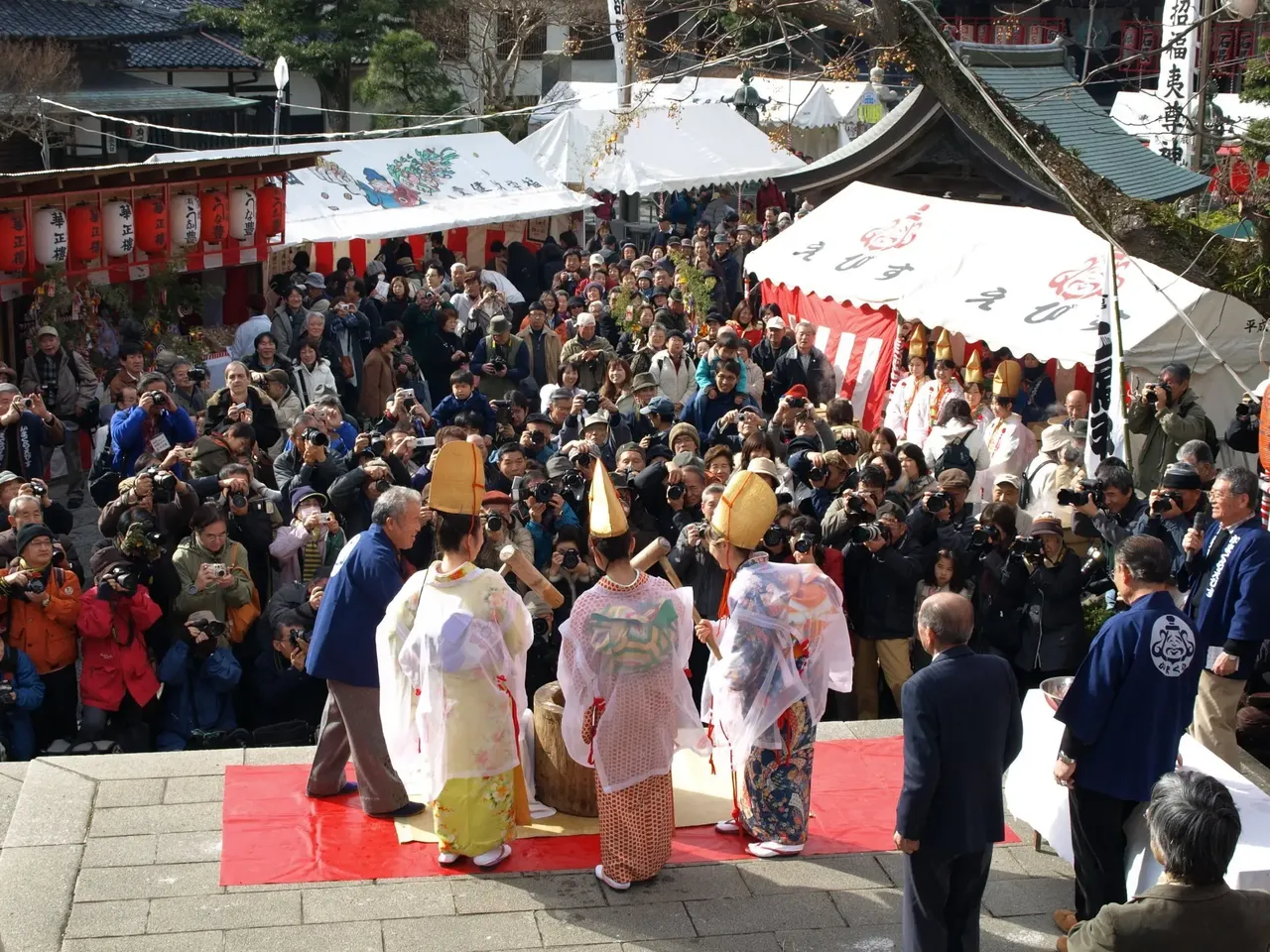 En santuarios por todo el país se llevan a cabo diferentes rituales durante los cinco días que dura el festival – Kounosu/ Wikimedia Commons Los mejores destinos para viajar en enero